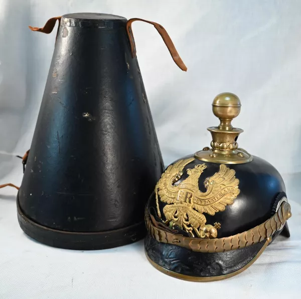 Prussian Field Artillery "Eigentums Helm" Pickelhaube with case Visuel 1 principal